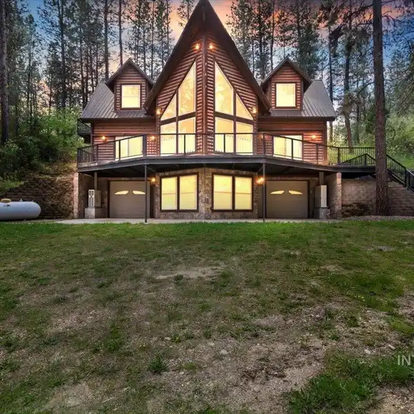 CHARMING LOG CABIN RETREAT NEAR MIDDLE FORK PAYETTE RIVER