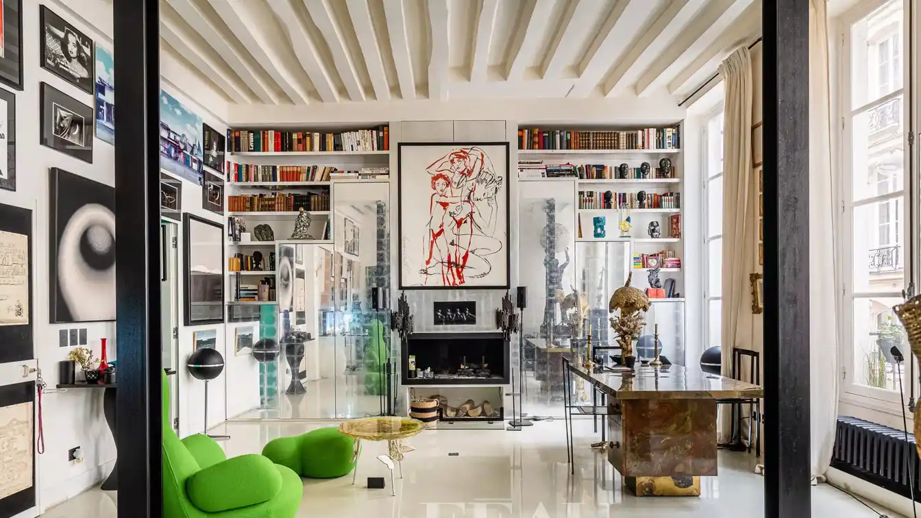 Elegant Dual-aspect Apartment Meticulously Renovated Throughout