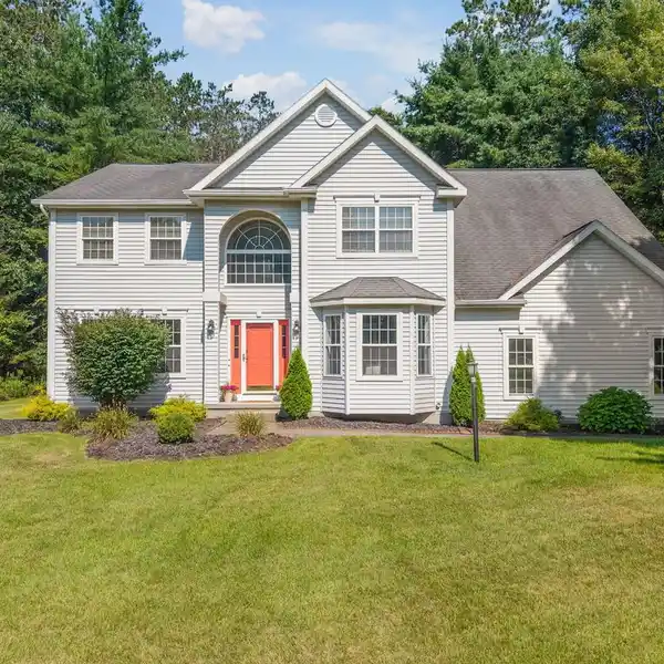 RENOVATED RETREAT WITH POOL NEAR SARATOGA TRACK