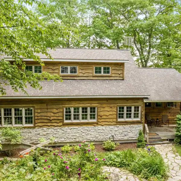 CHARMING LAKESIDE HOME