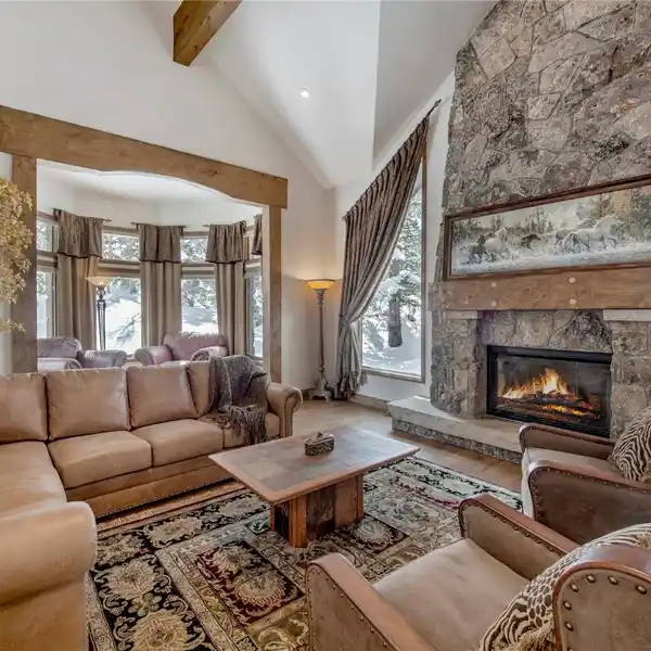 STUNNING SKI-IN/SKI-OUT PROPERTY
