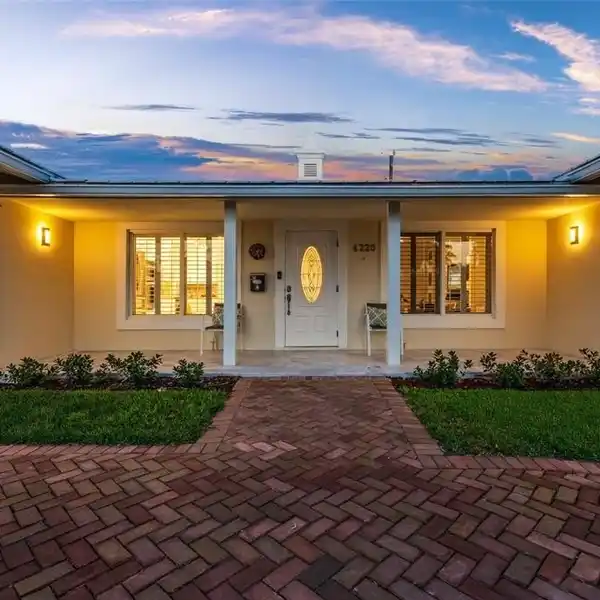 STYLISH GARDEN RESIDENCE IN VENETIAN ISLES