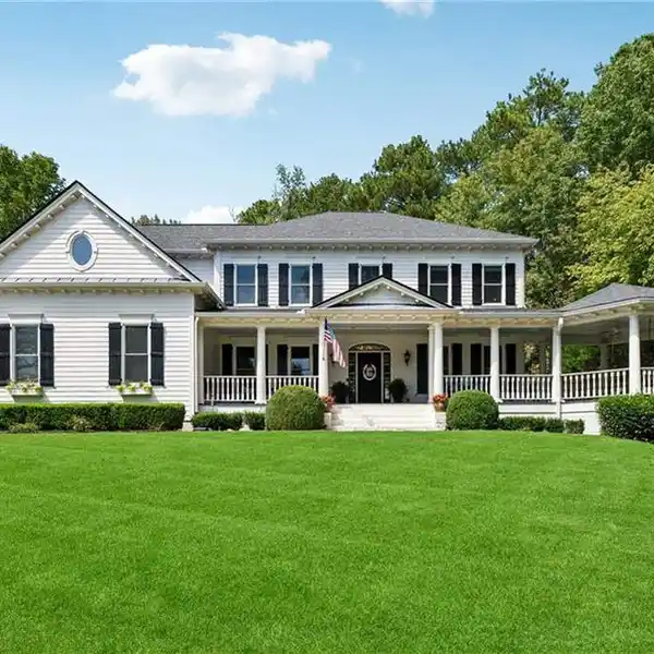 SOUTHERN CHARM WITH A SWIM UP BAR ON LAKE LANIER