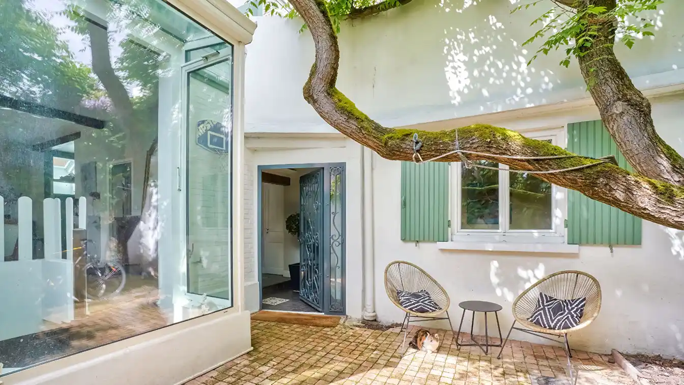 Bourgeois House with Terrace and Paved Courtyard in the Golden Triangle