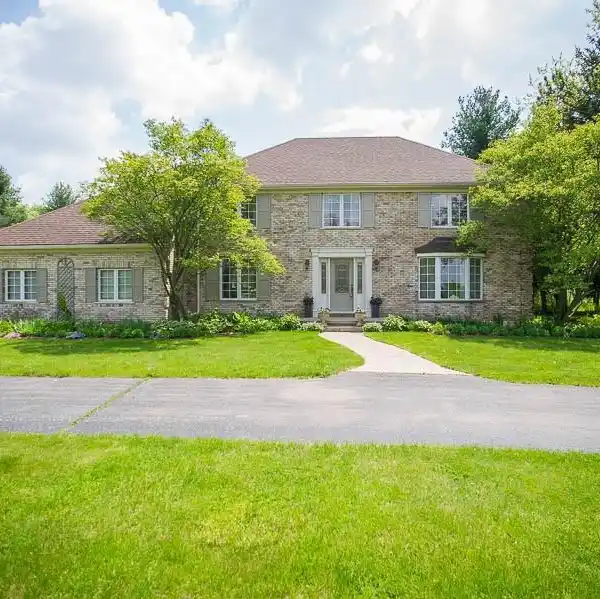 ELEGANT GEORGIAN ESTATE ON EXPANSIVE RAVINE LOT