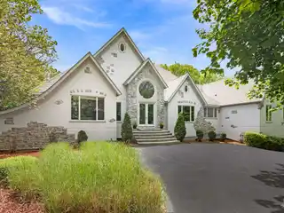 Architect’s Masterpiece Amidst Serene Woodlands