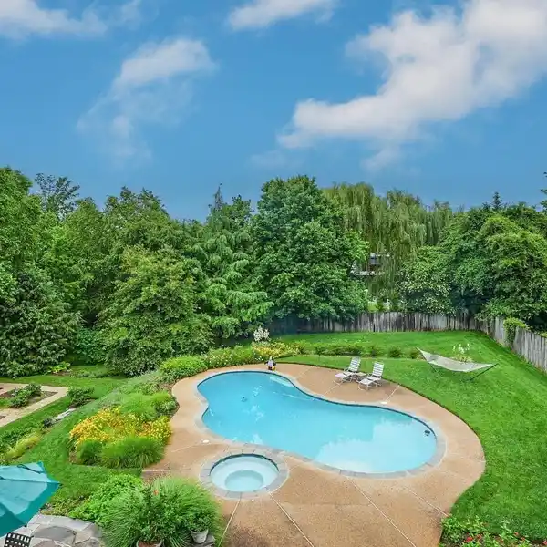 ELEGANT LIVING WITH EXPANSIVE OUTDOOR ENTERTAINING
