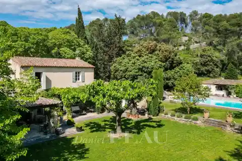 Peaceful Retreat at the Foot of Alpilles