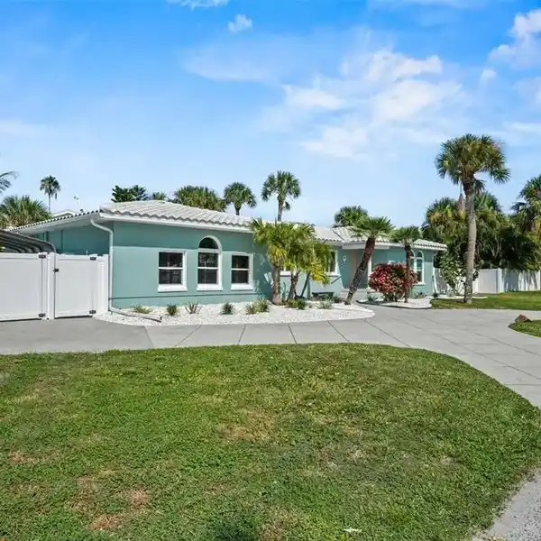 BEAUTIFULLY UPDATED RESIDENCE IN EXCLUSIVE CARLOUEL