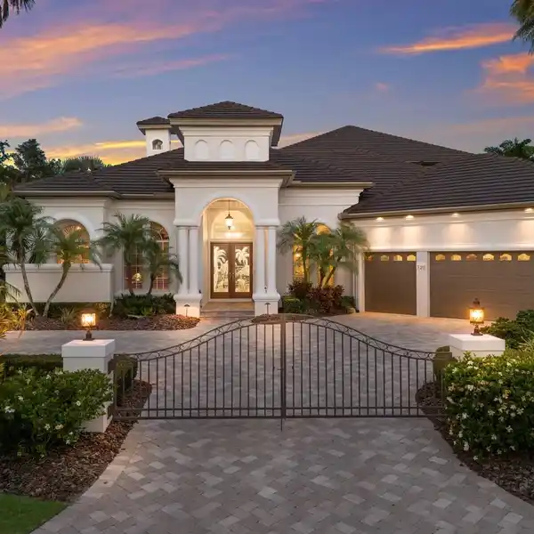 EXTRAORDINARY ESTATE IN LAKEWOOD RANCH COUNTRY CLUB