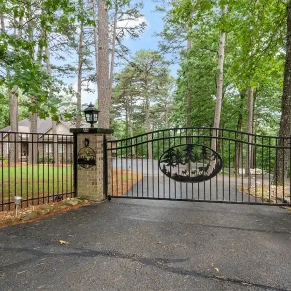 IMPRESSIVE FIVE BEDROOM GATED ESTATE HOME
