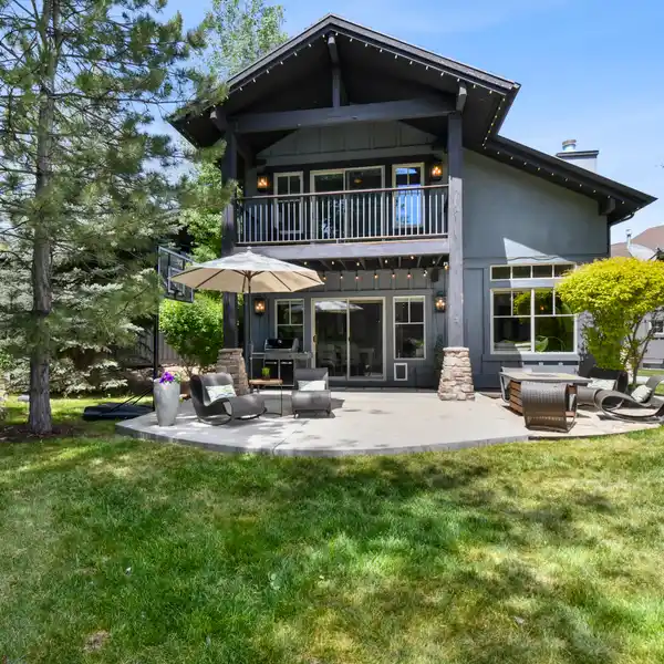 MOUNTAIN CONTEMPORARY HOME WITH EXCELLENT VIEWS
