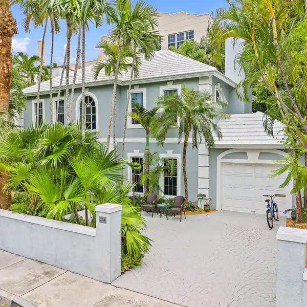 CLASSIC PALM BEACH CHARM STEPS FROM BEACH AND LAKE