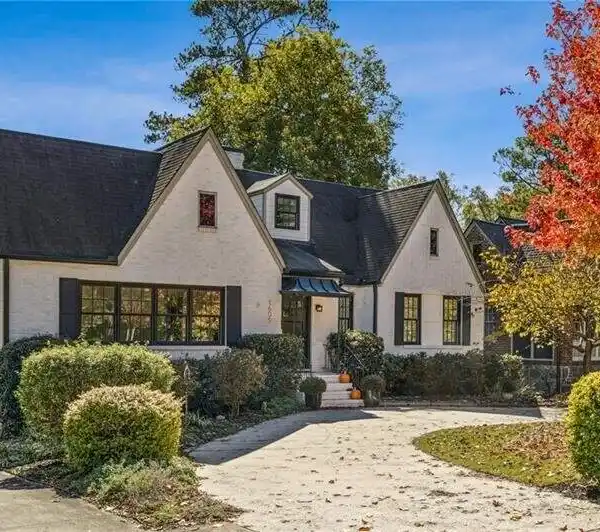 EFFORTLESS ELEGANCE IN MOST ICONIC NEIGHBORHOOD