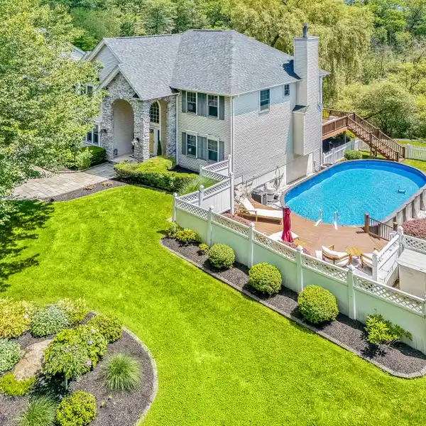 MODERN LAKE RETREAT IN RAIBOW LAKES