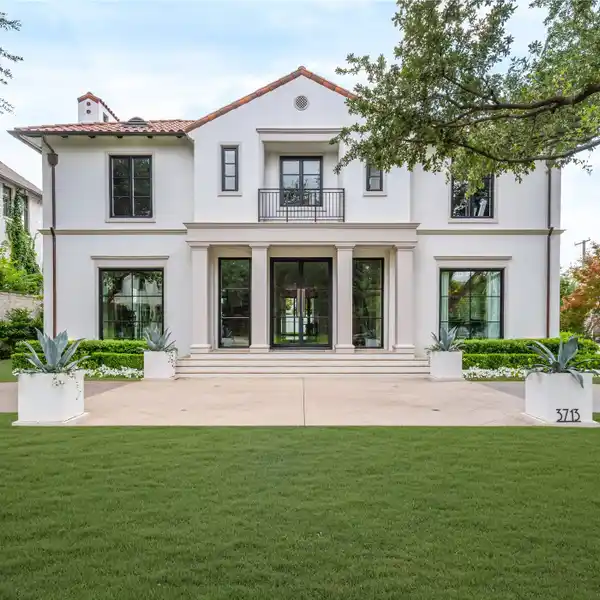 ARCHITECTURAL PEDIGREE WITH MODERN LUXURY