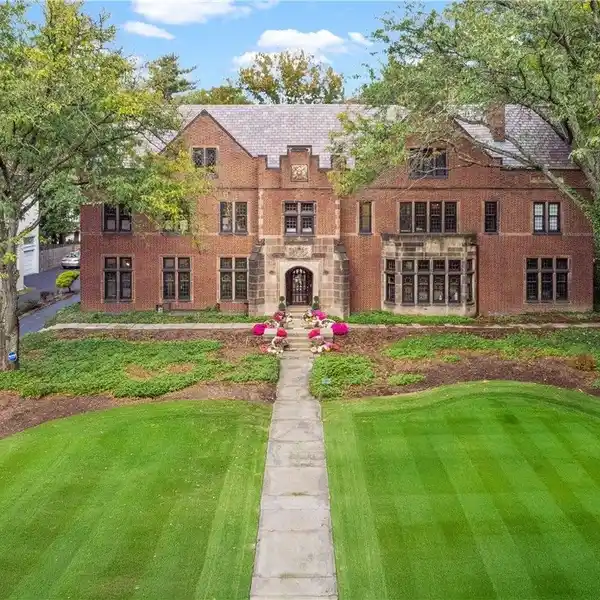 REMARKABLE LIGHT-FILLED JACOBEAN TUDOR