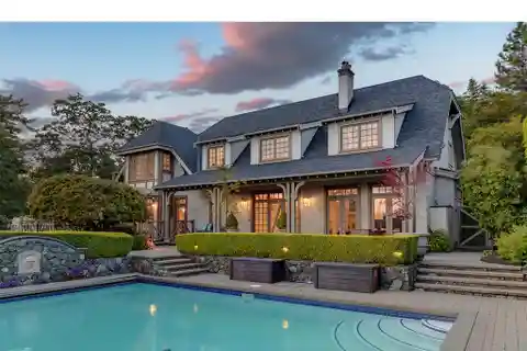 Captivating Custom Residence in Ten Mile Point