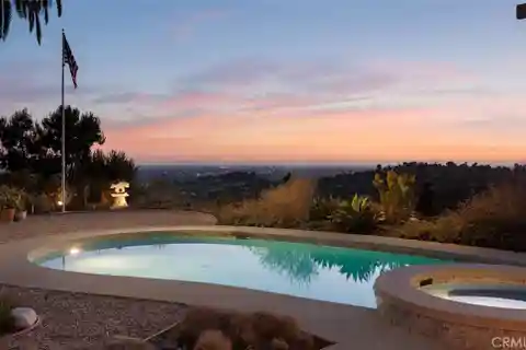 Architectural Hilltop Retreat