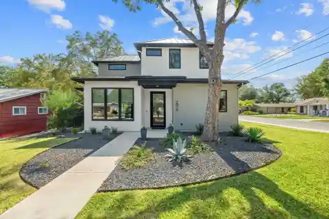 Beautiful Brentwood Home with Modern Architectural Features