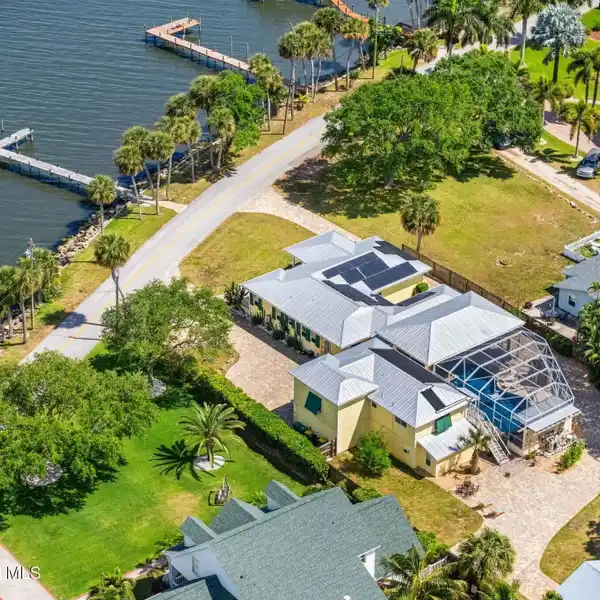 STUNNING PRIVATE OASIS ESTATE