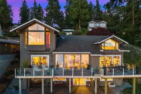 The Ultimate in Lakefront Living