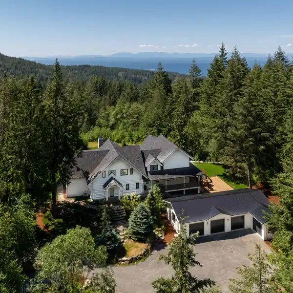 EXCEPTIONAL COUNTRY ESTATE OF NEARLY TEN ACRES
