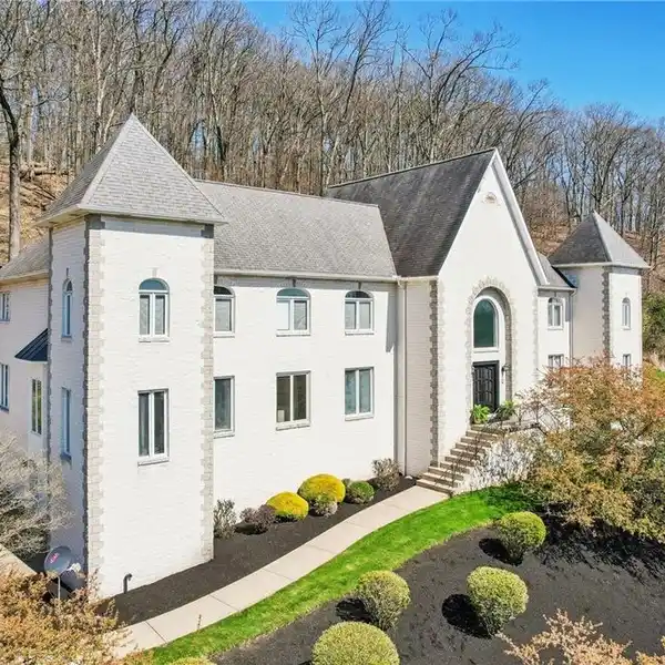GRAND HOME WITH TIMELESS ELEGANCE