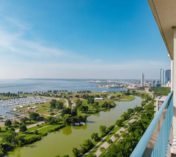 INCREDIBLE PENTHOUSE UNIT IN LANDMARK ON THE LAKE