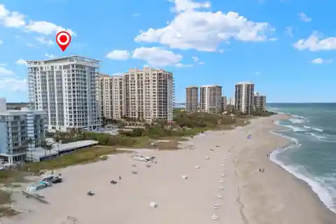 Sophisticated 17th-Floor Residence with Stunning Vistas