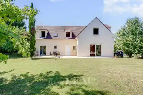 Gorgeous Family Home with Garden