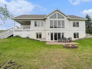 Expansive Country Retreat with Versatile Living Spaces