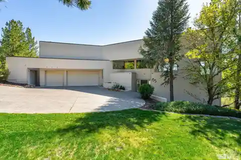 Modern Architecture with Expansive Views