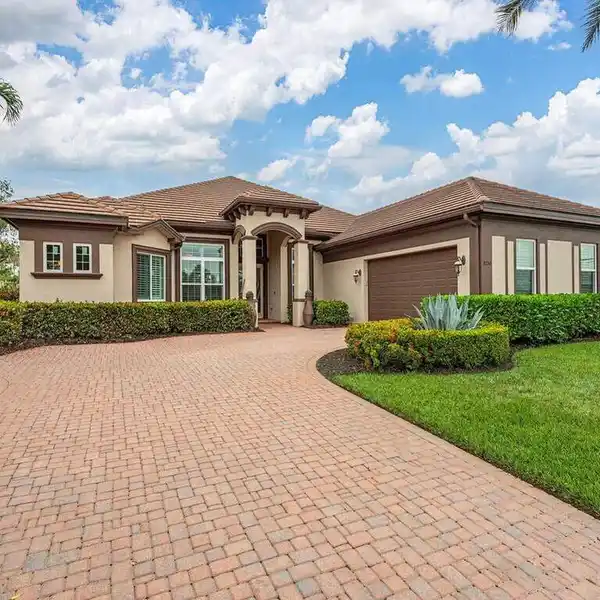 SPACIOUS UPDATED HOME IN SHADOW WOOD PRESERVE