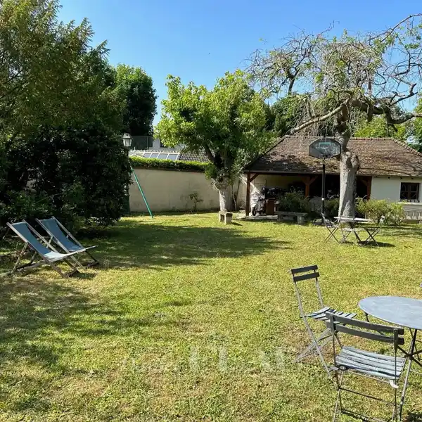 ELEGANT CENTURY HOME WITH GARDEN OASIS