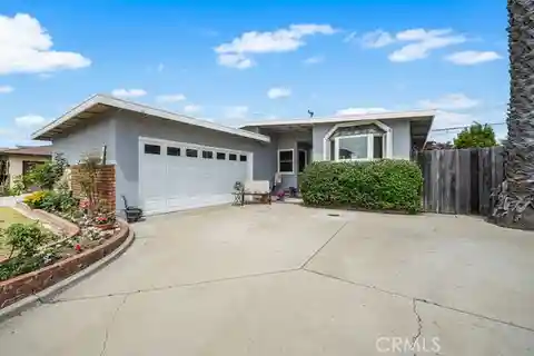 Charming Cottage Located in Seal Beach