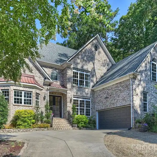 PERFECT MULTI-GENERATIONAL HOME