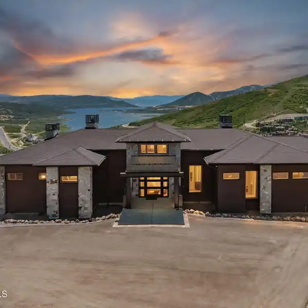 AN EFFORTLESS BLEND OF FORM AND FUNCTION IN DEER VISTA