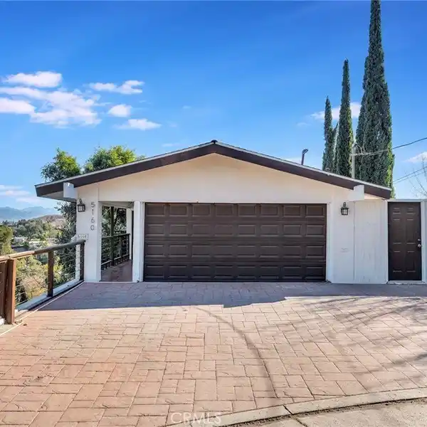 MID-CENTURY MODERN HILLTOP HOME
