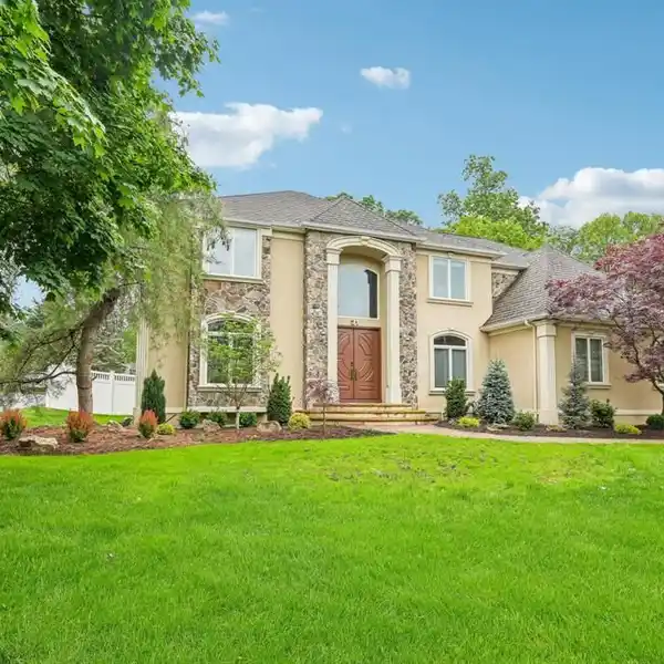 GRAND COLONIAL WITH DESIGNER KITCHEN