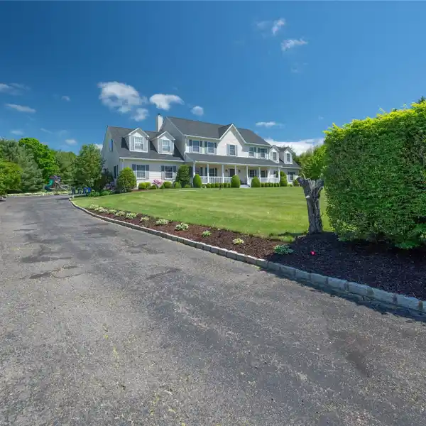 METICULOUSLY MAINTAINED FRONT PORCH COLONIAL