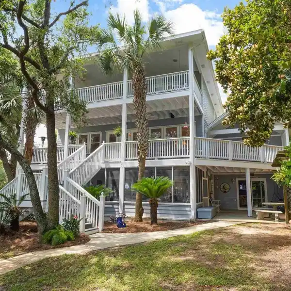 THE ULTIMATE IN COASTAL LIVING