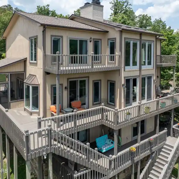 LAKE PROPERTY WITH AMAZING VIEWS
