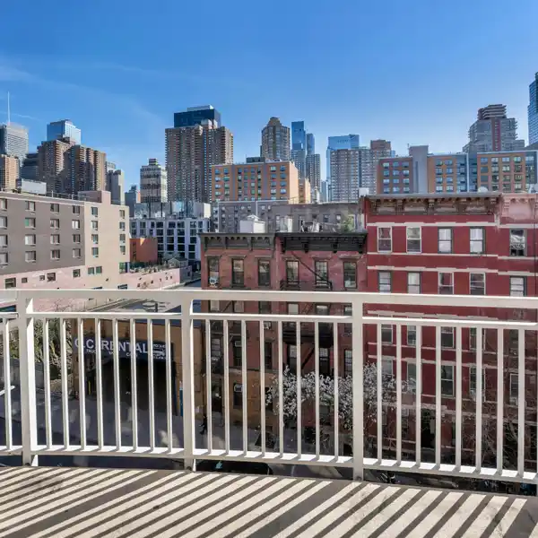 BRIGHT CONDO WITH PRIVATE BALCONY