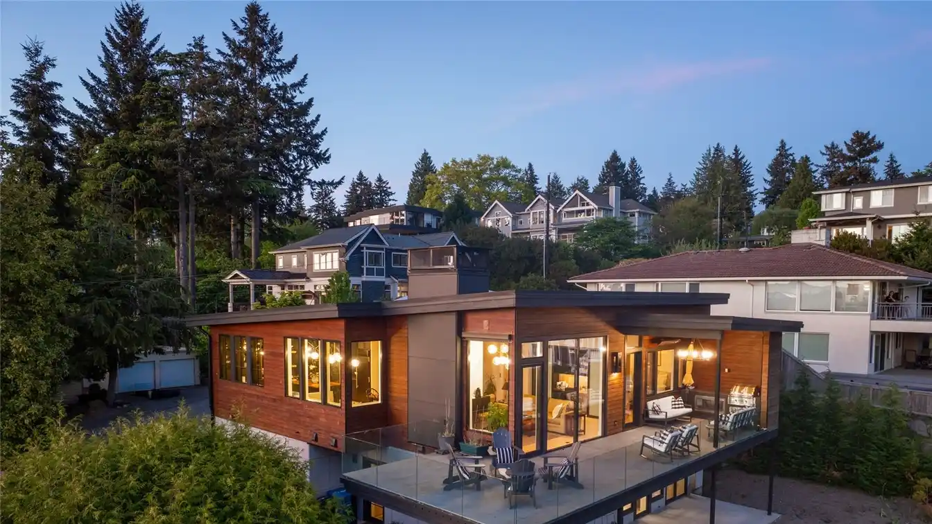 Exceptional Modern Property with Panoramic Views