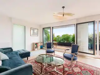 Bright Contemporary Flat with Iconic Outlook