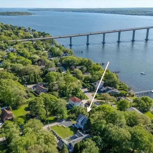 CHIC COASTAL CONTEMPORARY