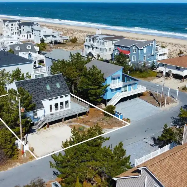 DELIGHTFUL COTTAGE STEPS TO THE OCEAN