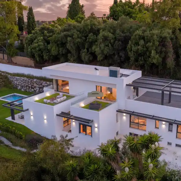 ENCHANTING VILLA WITH ITALIAN DESIGNER INTERIORS