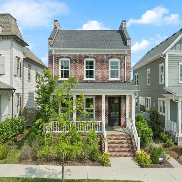 BEAUTIFULLY APPOINTED RESIDENCE IN A SOUGHT-AFTER COMMUNITY